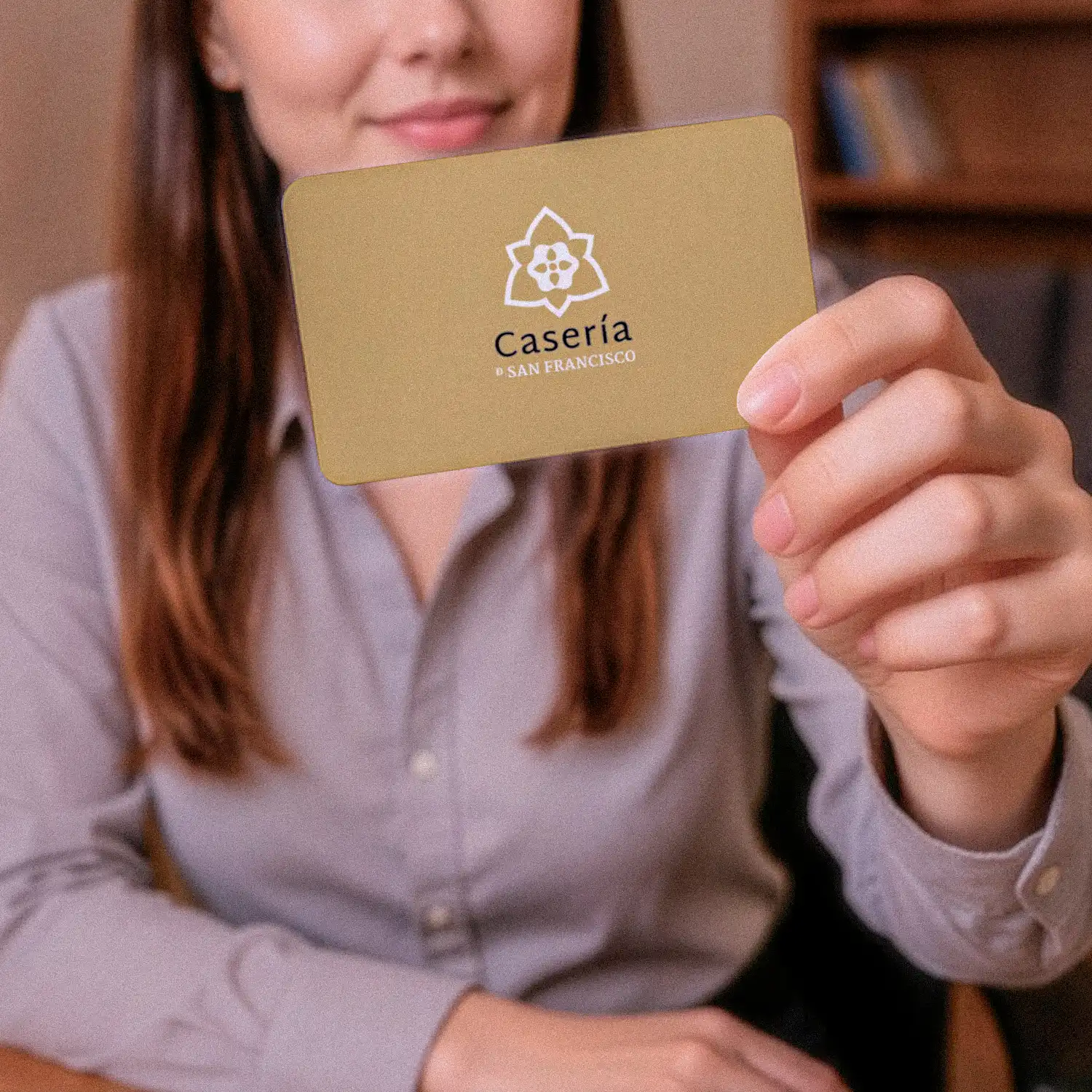 Anverso de la tarjeta de acceso dorada de Casería San Francisco con su logotipo
