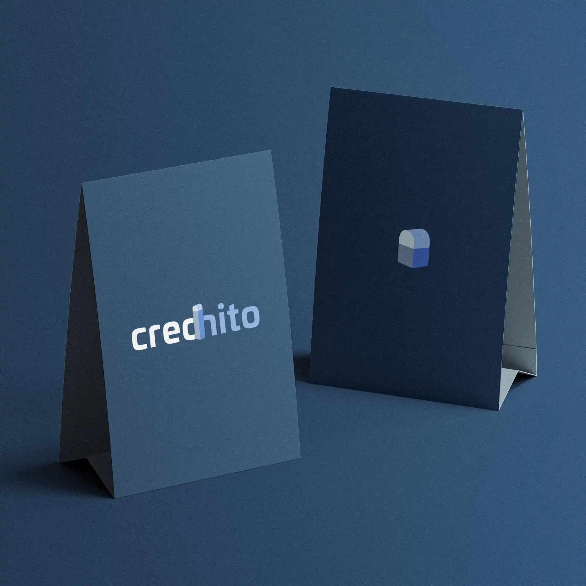 Carpeta de mesa de Credhito con el logotipo en anverso y el símbolo en reverso