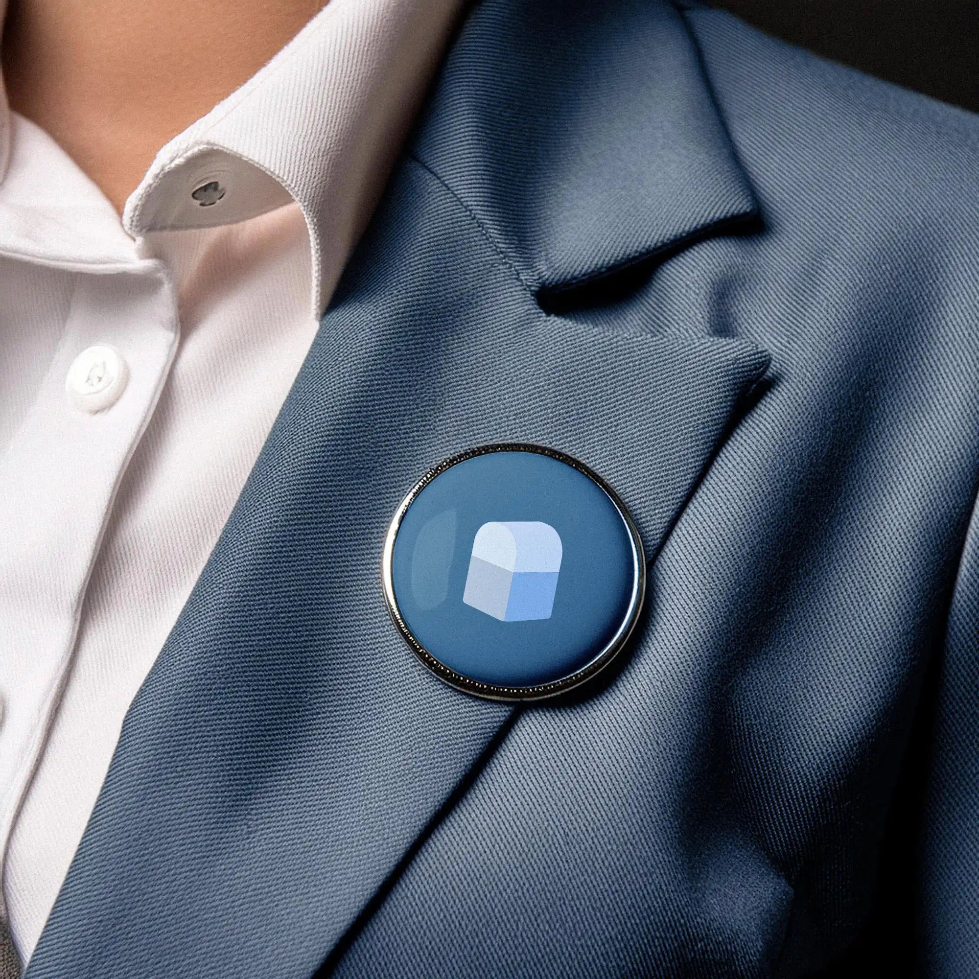 Pin corporativo con el símbolo de Credhito sobre una chaqueta