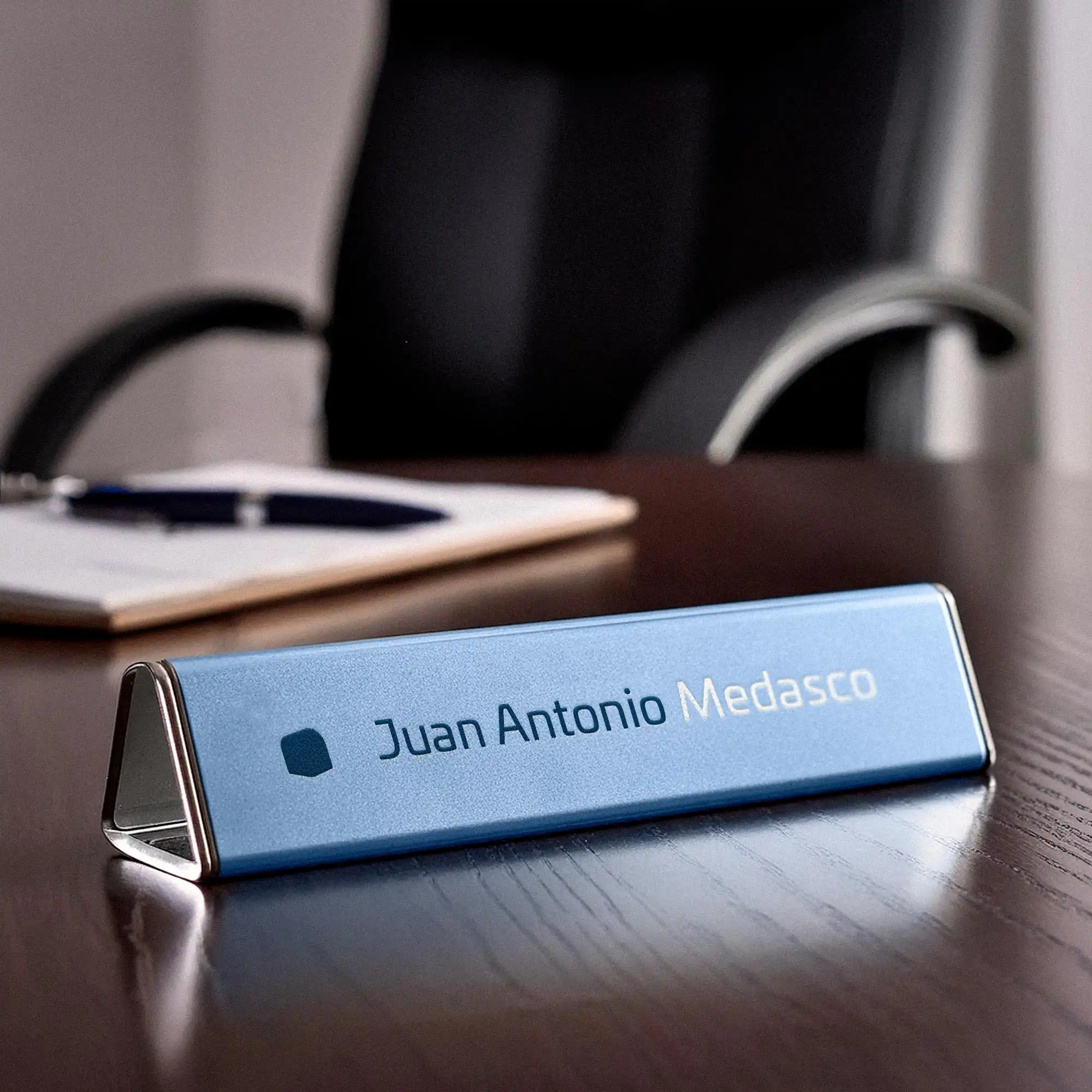 Placa de mesa con el nombre Juan Antonio y el símbolo de Credhito