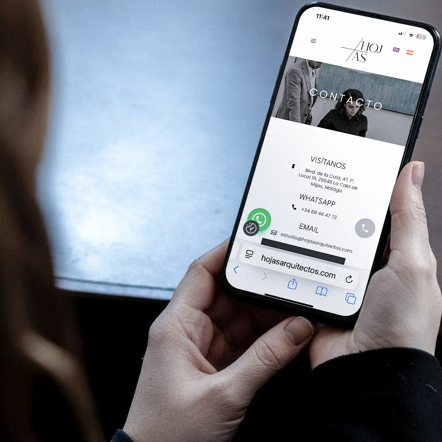 Página de contacto de la web de Hojas Arquitectos con dirección, WhatsApp y email