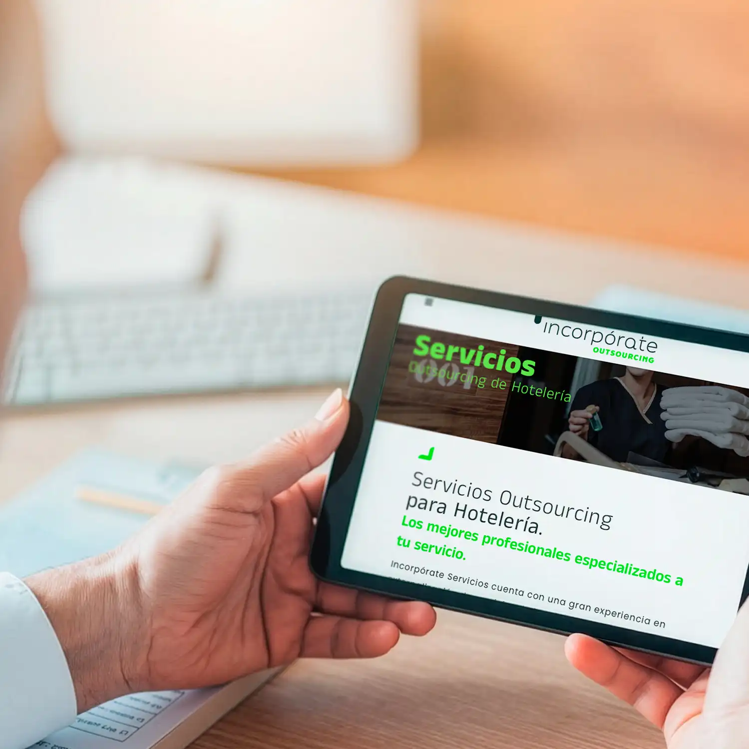 Página de Servicios Outsourcing para Hotelería de la web de Incorpórate Servicios en tablet