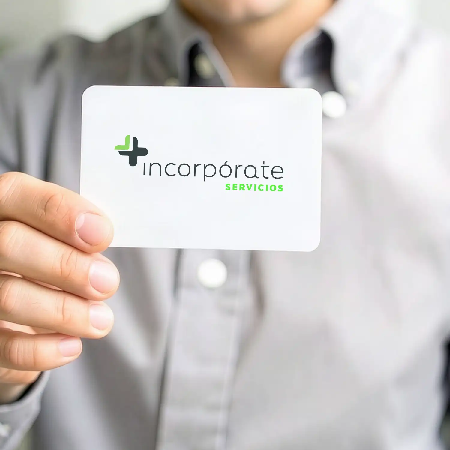 Anverso de la tarjeta de visita de Incorpórate Servicios con su logotipo