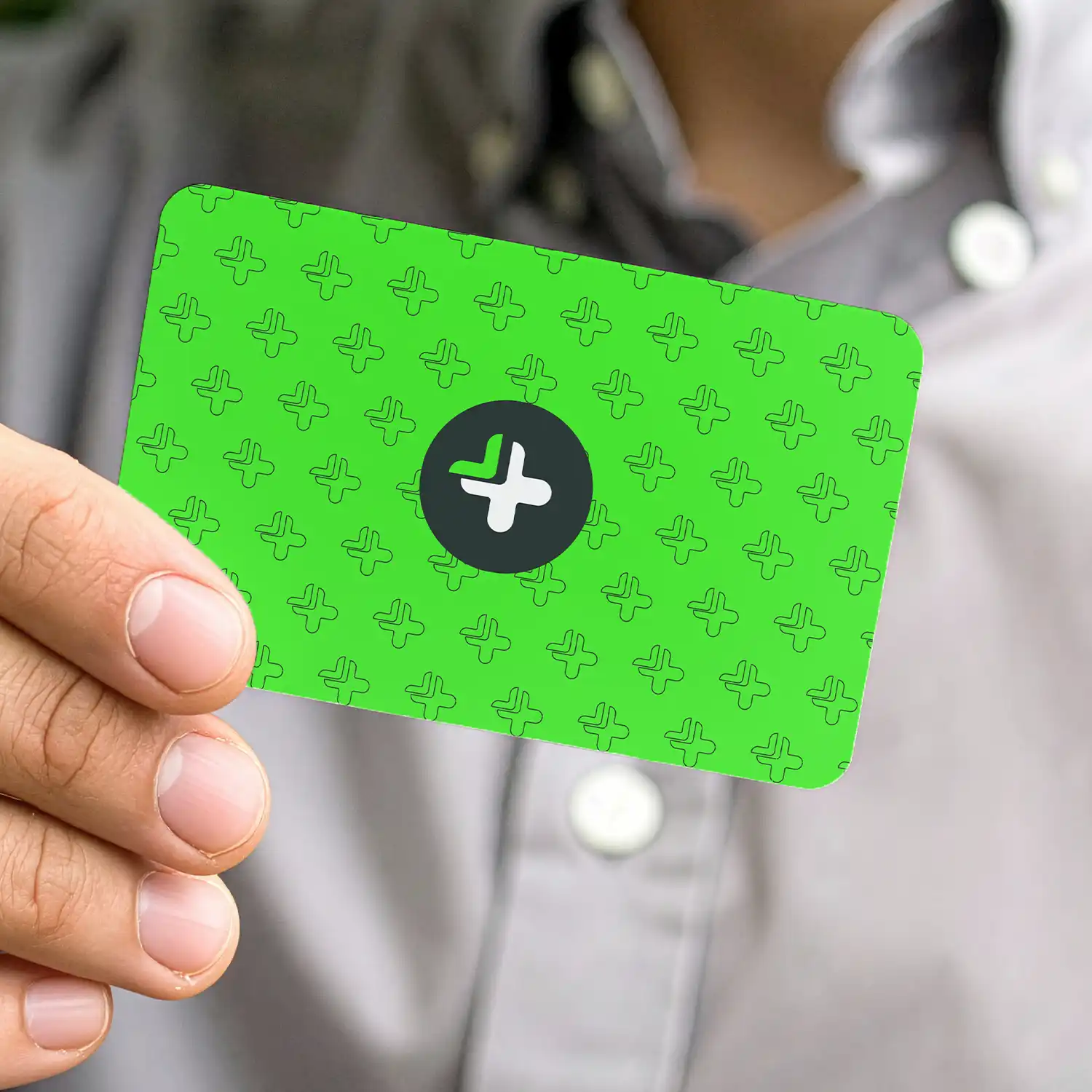 Reverso de la tarjeta de visita de Incorpórate Servicios con patrón de marca en verde