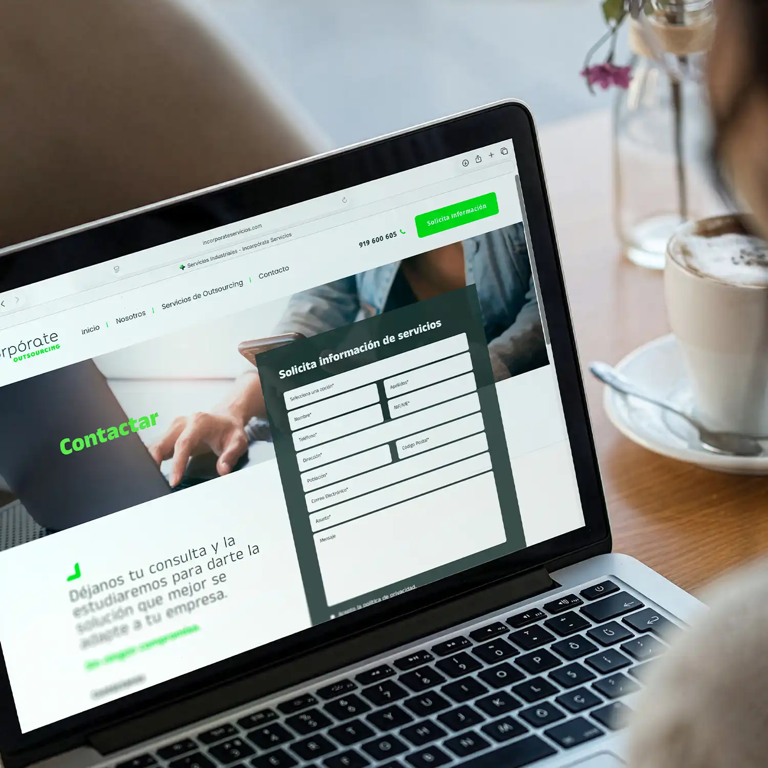 Página de Servicios de la web de Incorpórate Servicios con formulario de contacto
