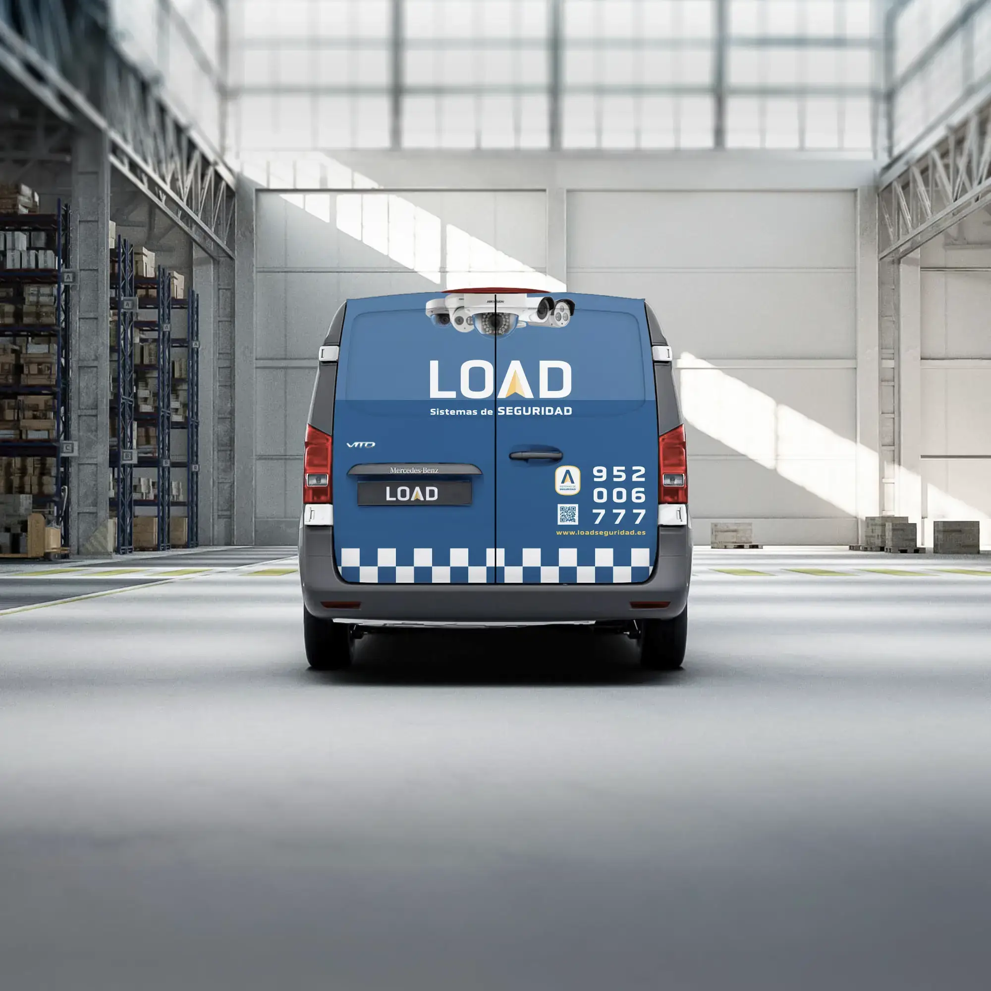 Parte trasera de la furgoneta de LOAD Sistemas de Seguridad rotulada con logotipo, teléfono y código QR de contacto