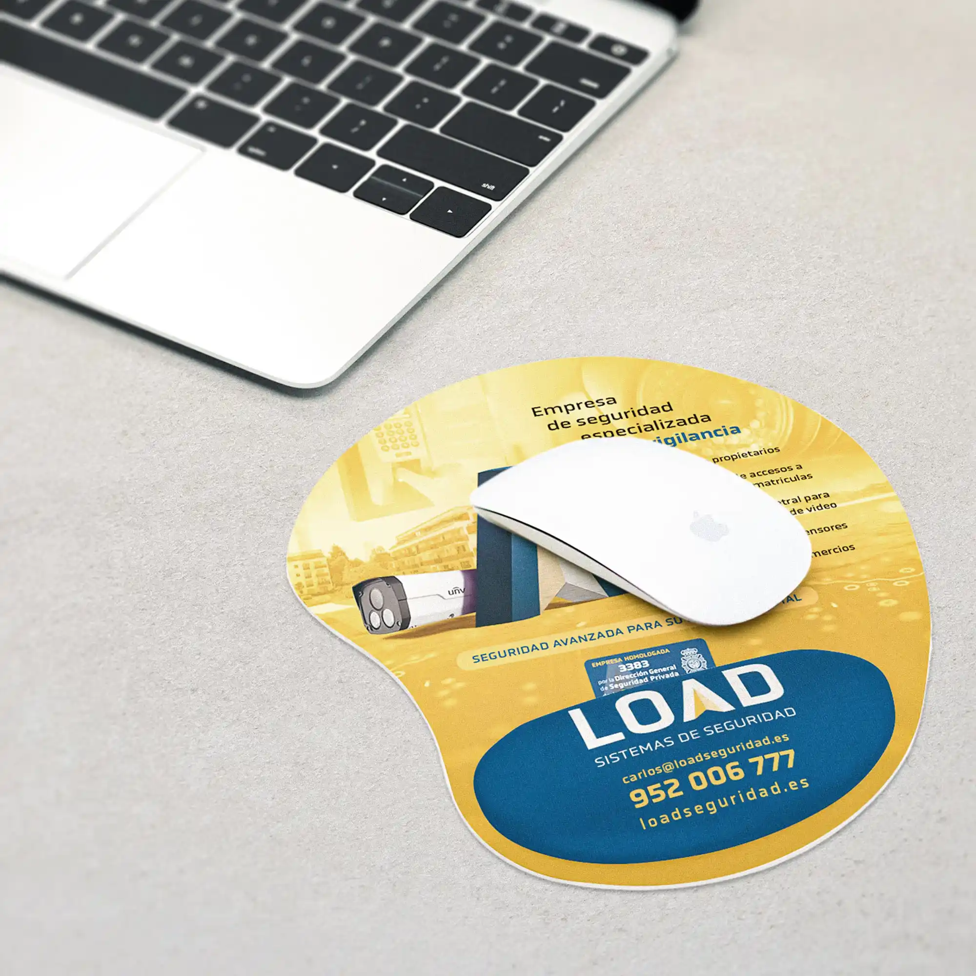 Alfombrilla de ratón promocional de LOAD Sistemas de Seguridad con sus datos de contacto