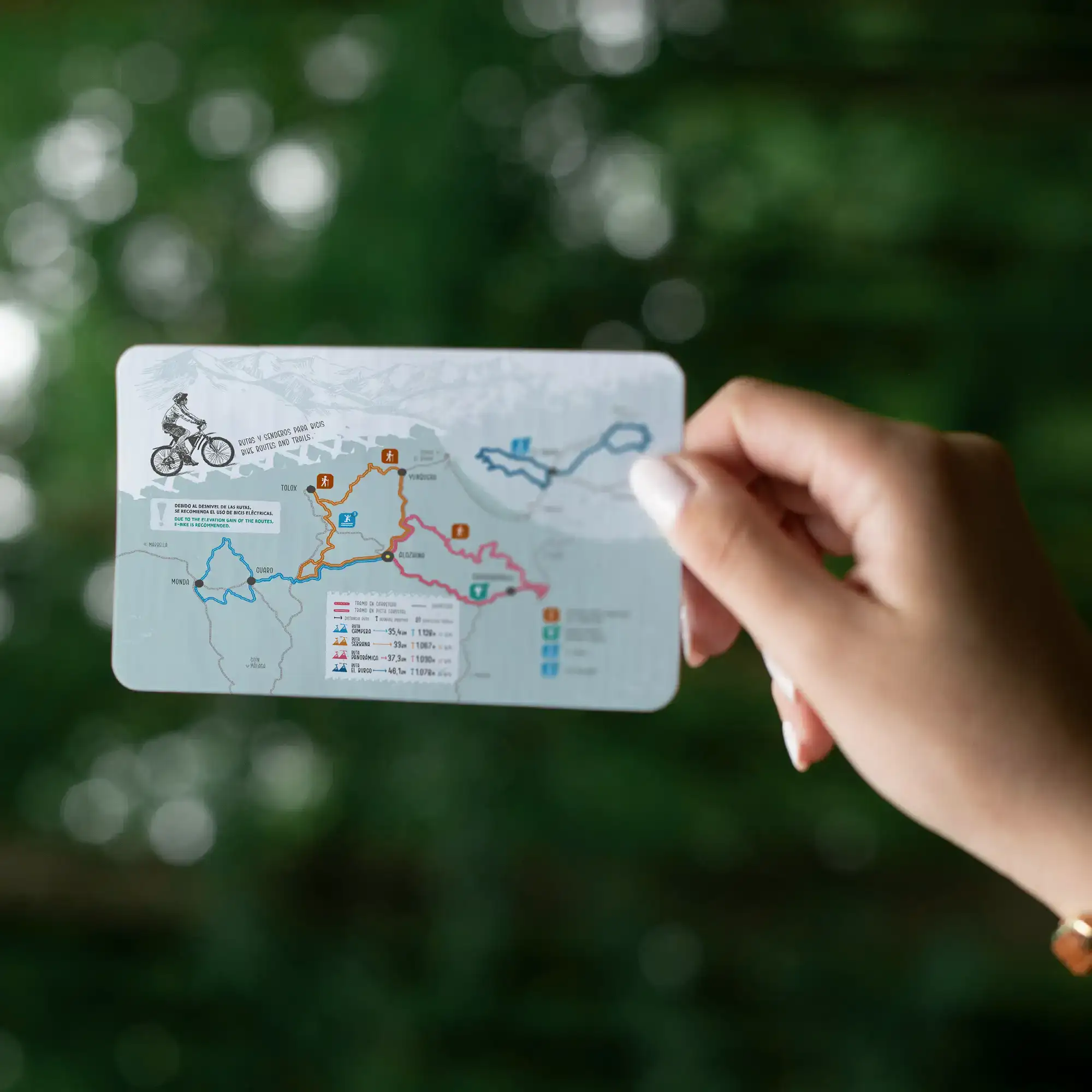 Mapa de rutas bilingüe de Sierra de las Nieves by Bike con senderos para bicicleta