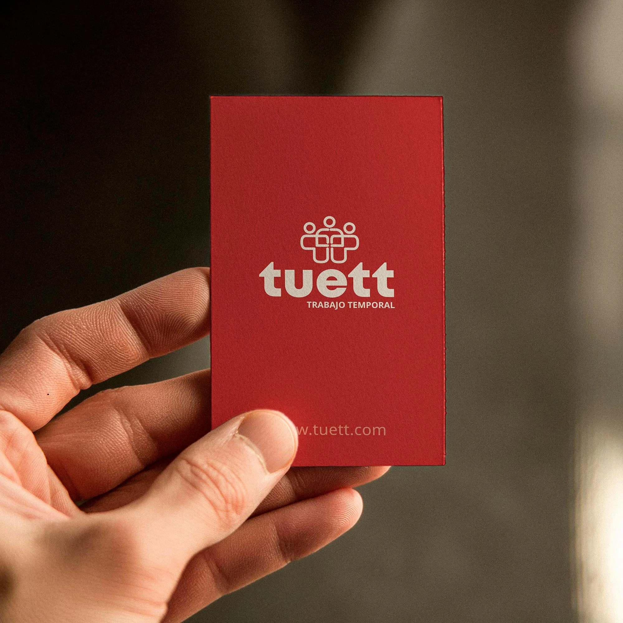 Anverso de la tarjeta de visita de TuETT con el logotipo