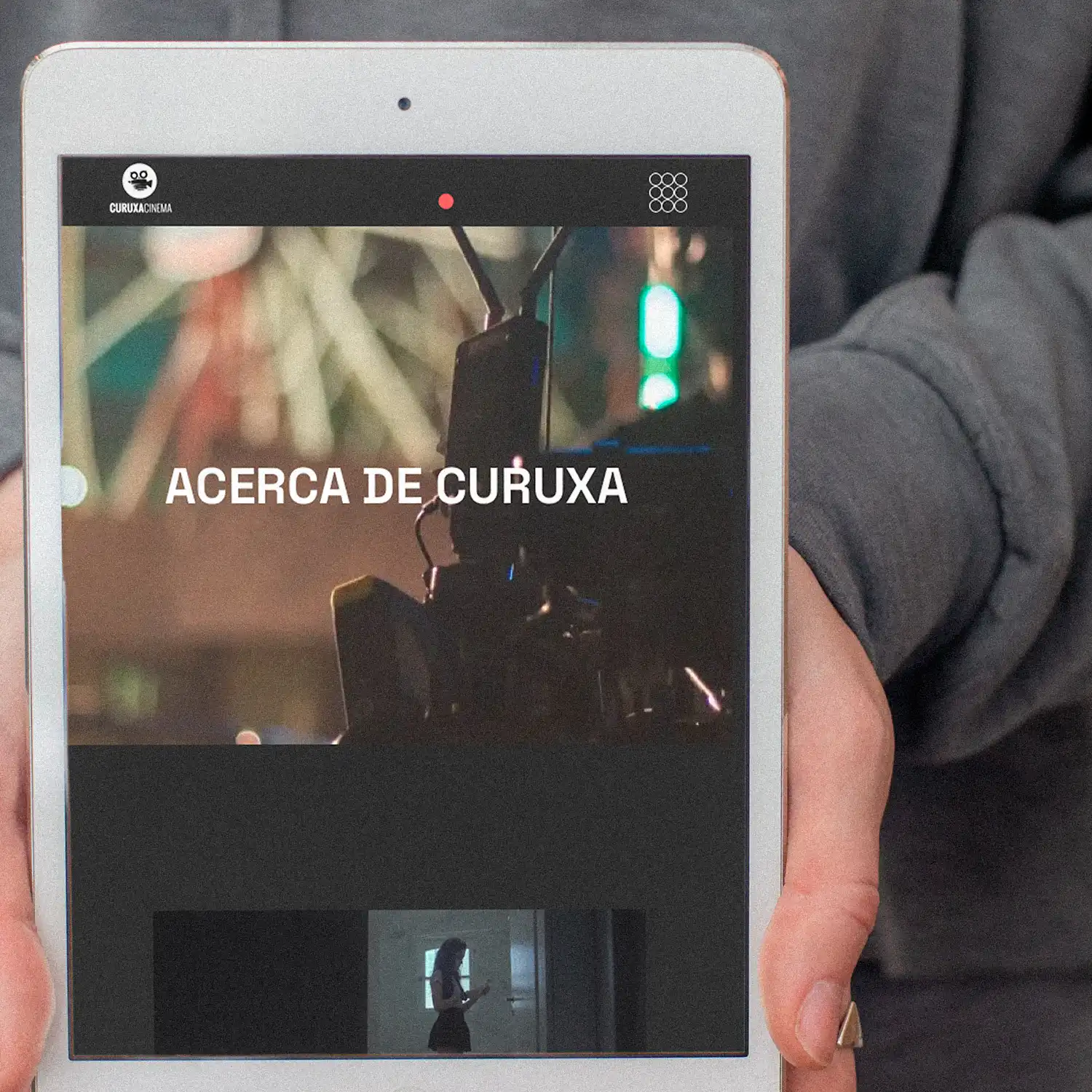 Página Acerca de Curuxa vista en tablet, con el vídeo de cabecera de la web de Curuxa Cinema