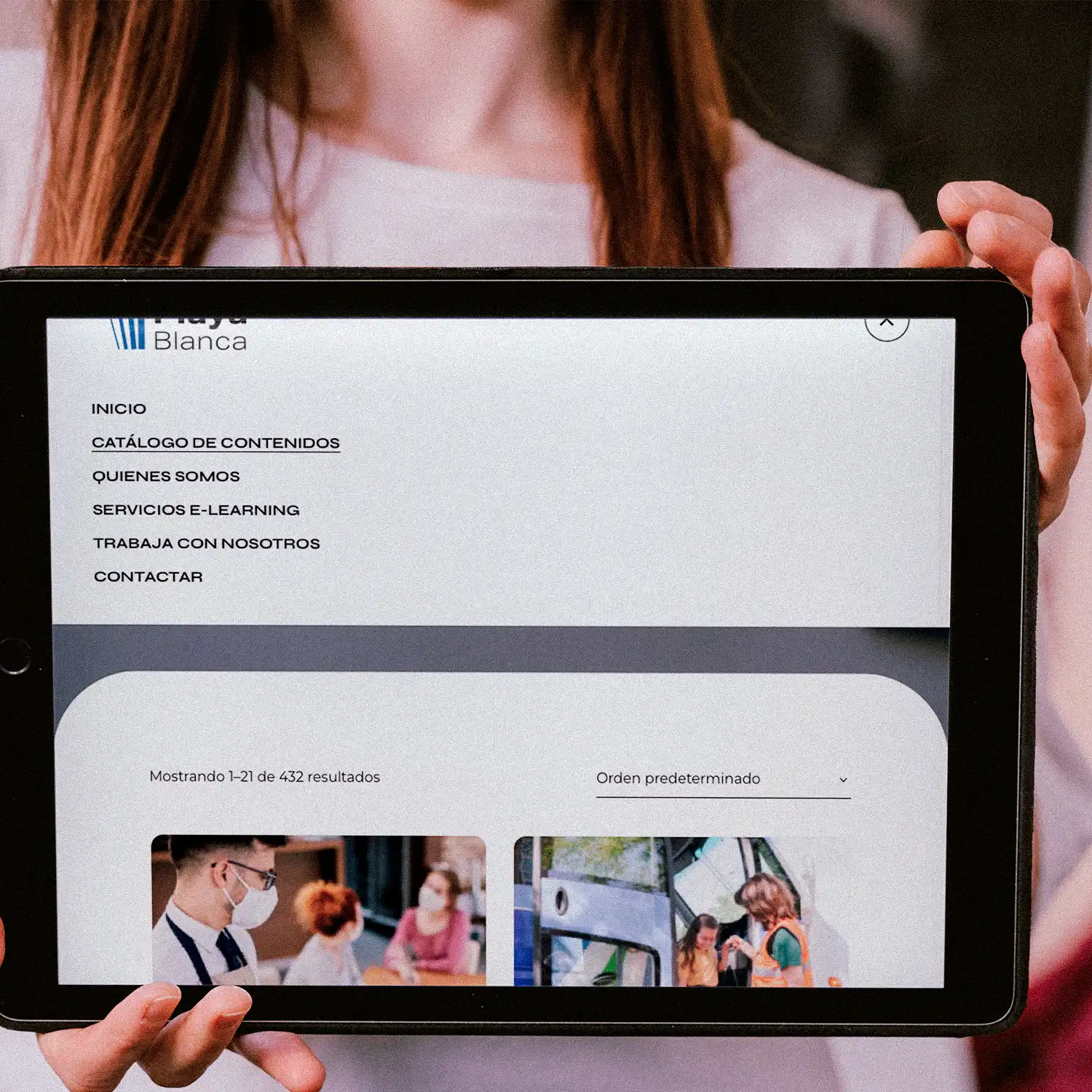Catálogo de contenidos formativos en tablet, diseño web para editorial Ediciones Playa Blanca