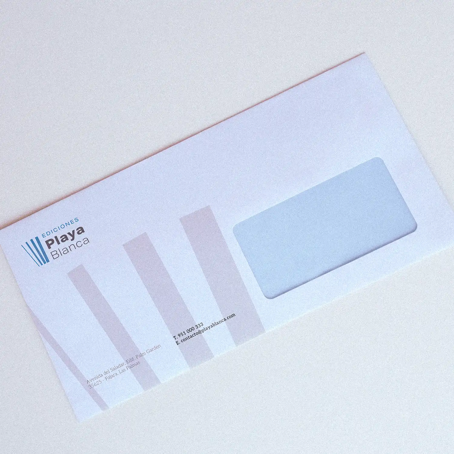 Diseño de sobre corporativo con logotipo, papelería Ediciones Playa Blanca