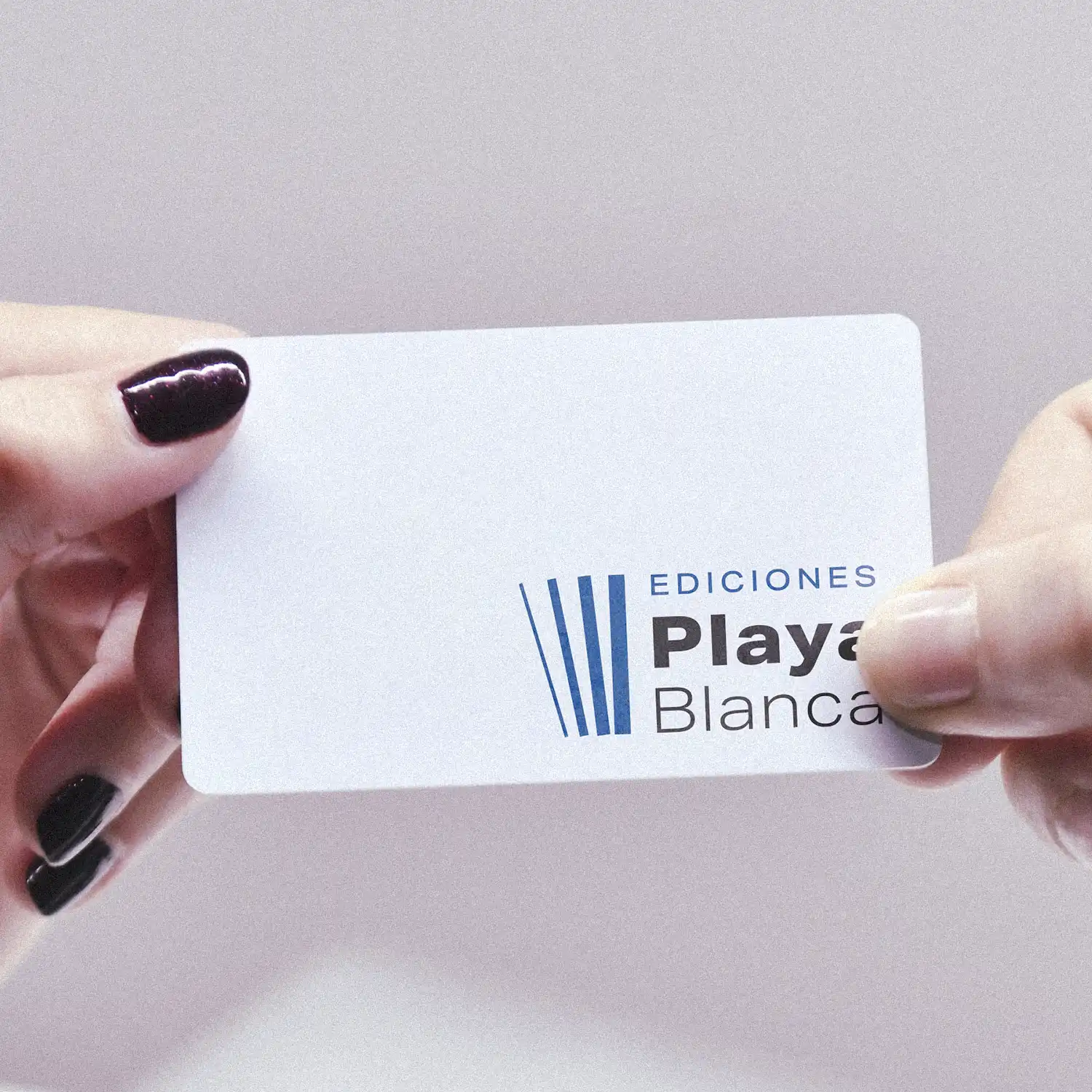 Anverso de tarjeta de visita con logotipo, diseño de papelería Ediciones Playa Blanca