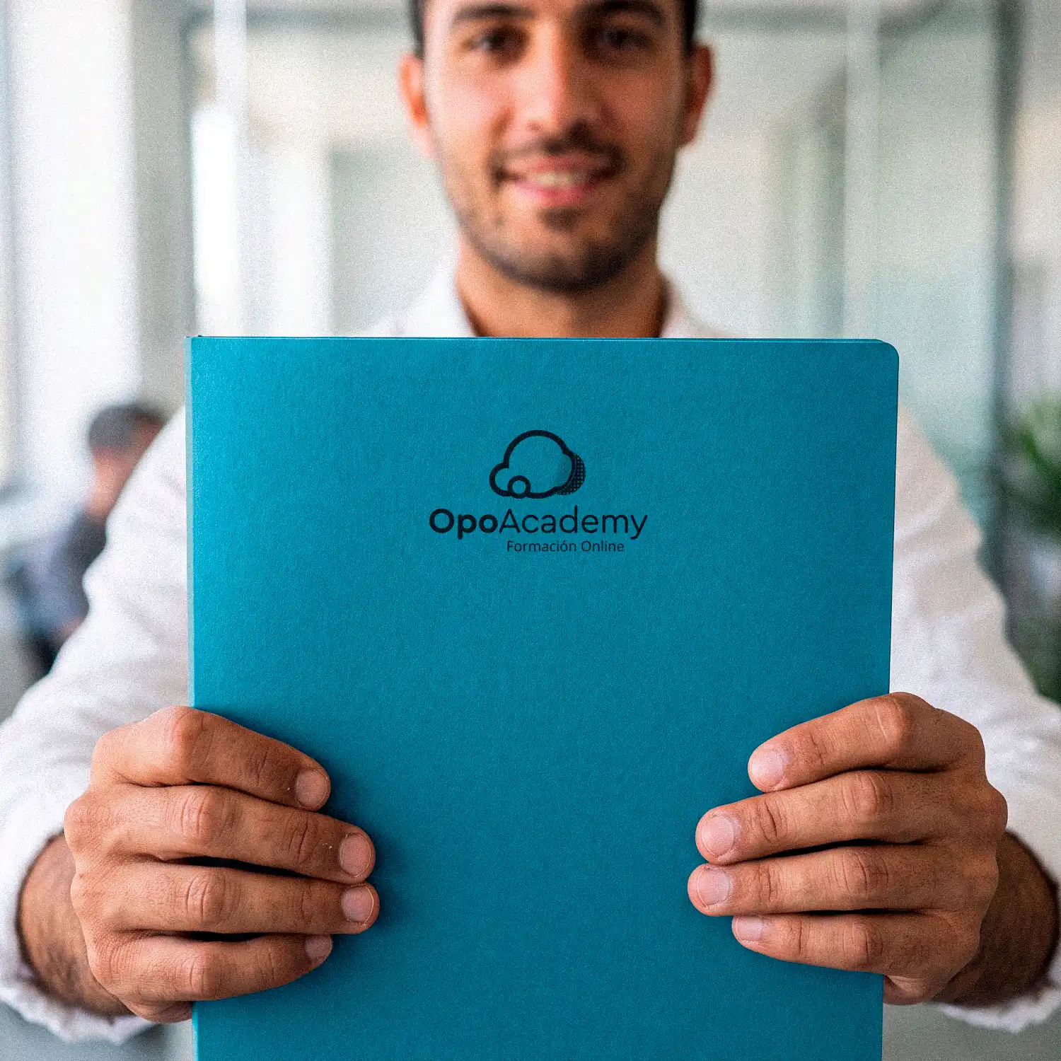 Diseño de carpeta corporativa en turquesa para academia de oposiciones OpoAcademy
