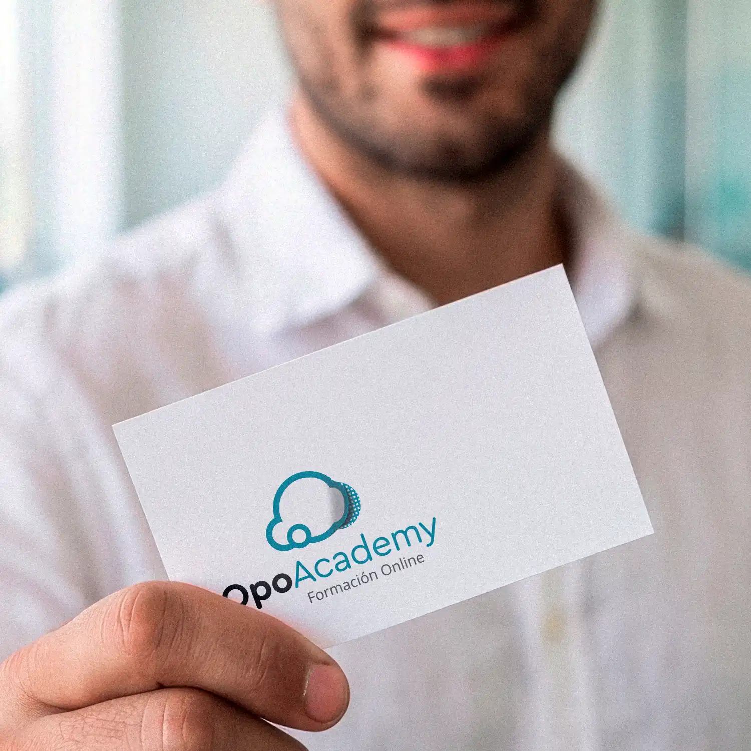 Anverso de tarjeta de visita con logotipo, diseño de papelería OpoAcademy