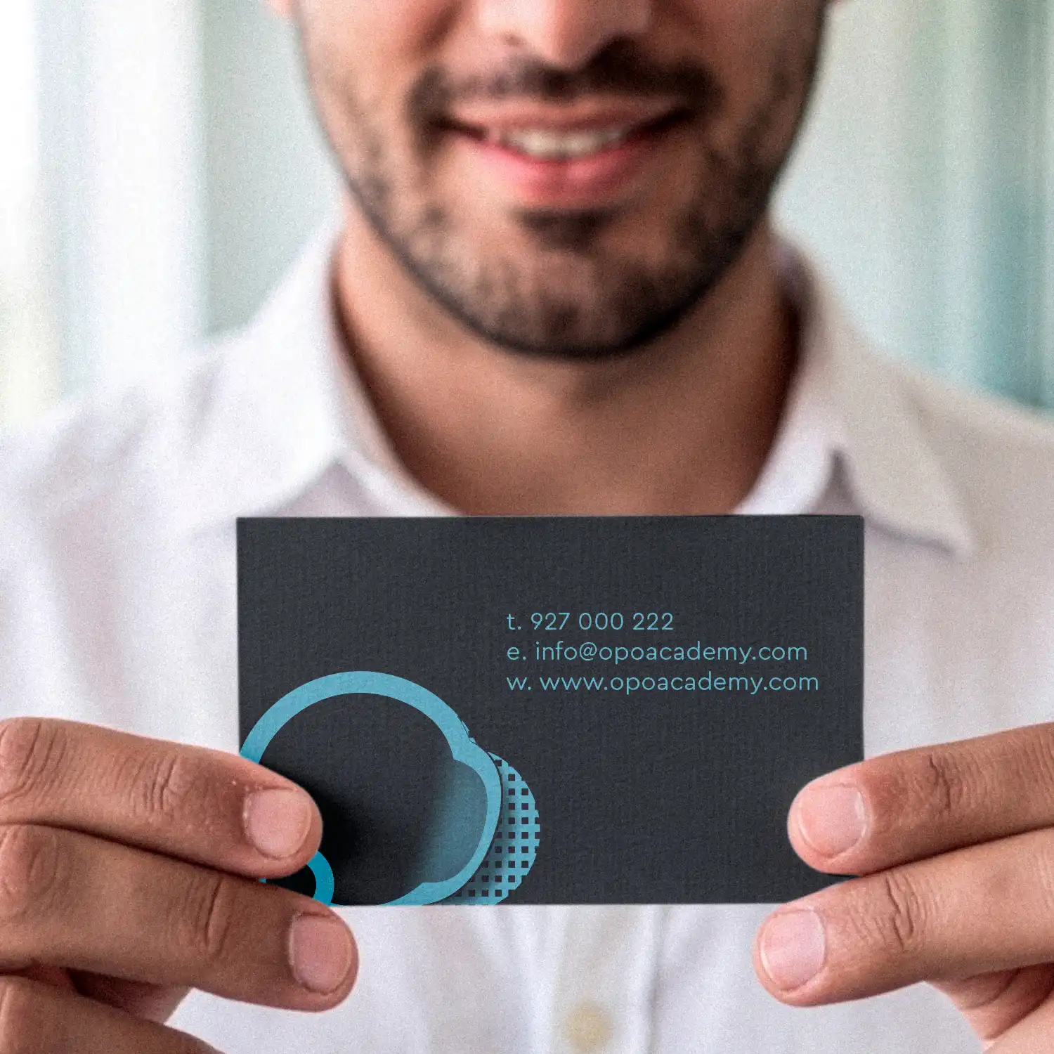 Reverso de tarjeta de visita corporativa, diseño de papelería OpoAcademy
