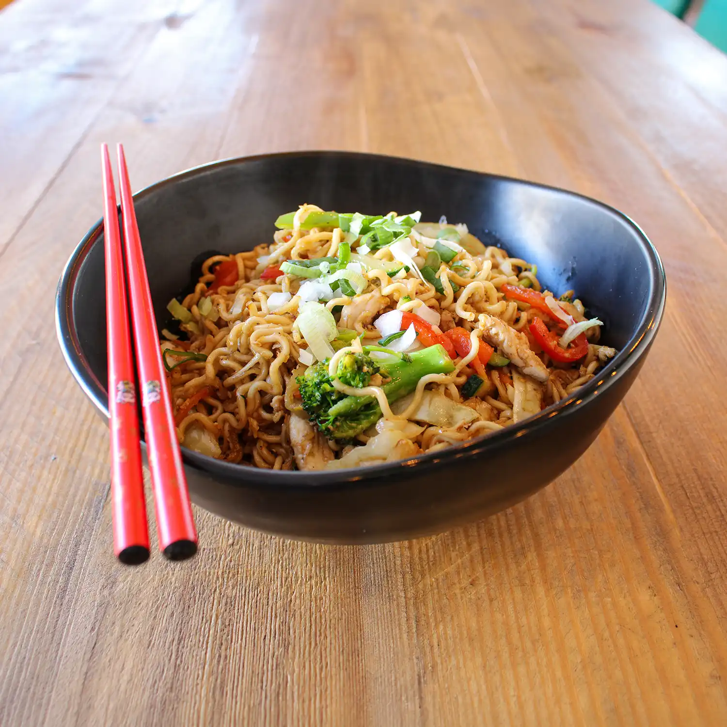 Fotografía de producto de fideos salteados para restaurante asiático Noodles Pacifico