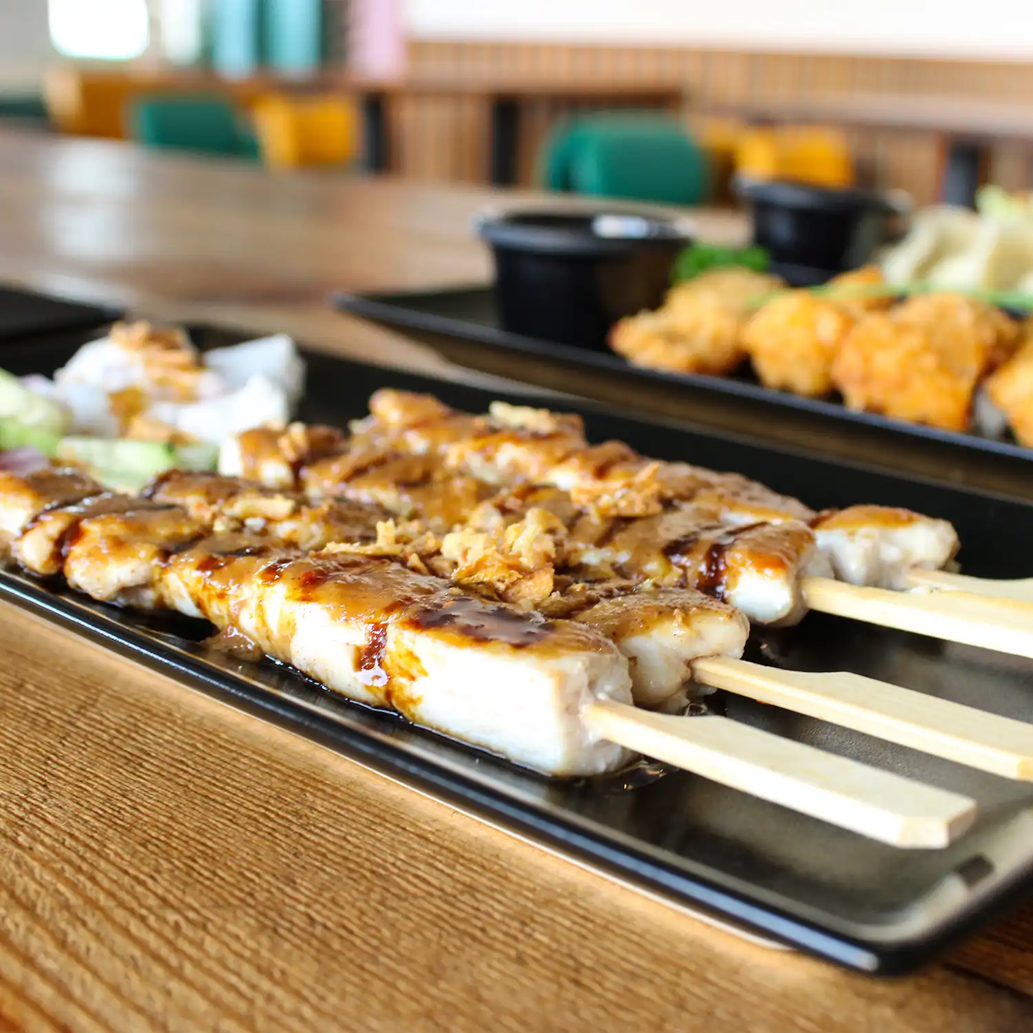 Fotografía de producto de pinchos de pollo teriyaki para restaurante asiático Noodles Pacifico